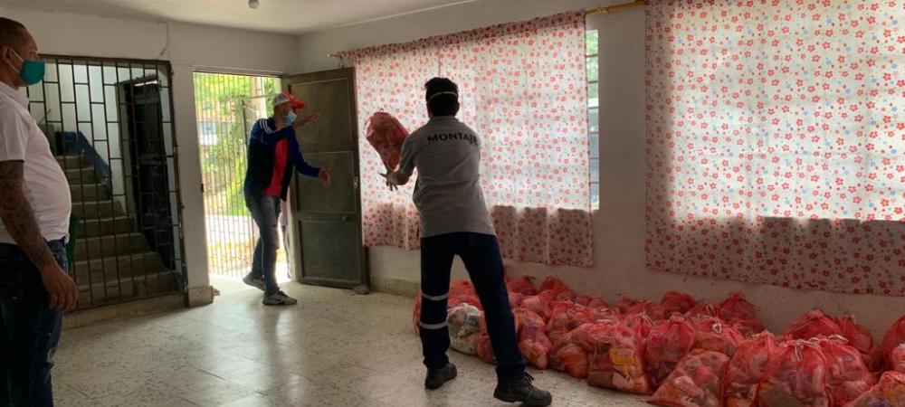 Alcaldía de Medellín entregó 1.200 paquetes alimentarios en Santa Elena